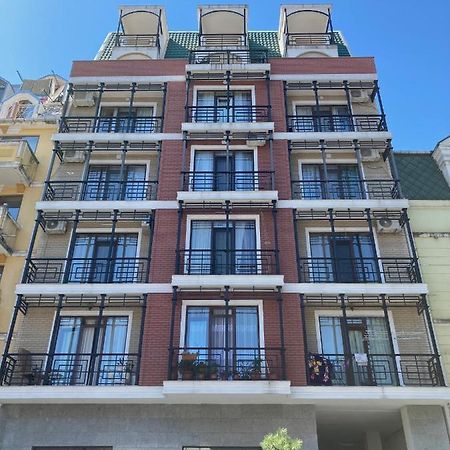 Barney'S Apartment Batumi Exterior photo